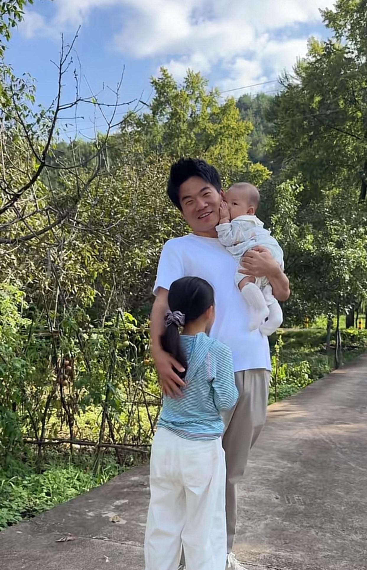 你知道彪哥又回老家了吗？
看来彪哥这是提前回家和家人送中秋节礼物了
也很有成就的