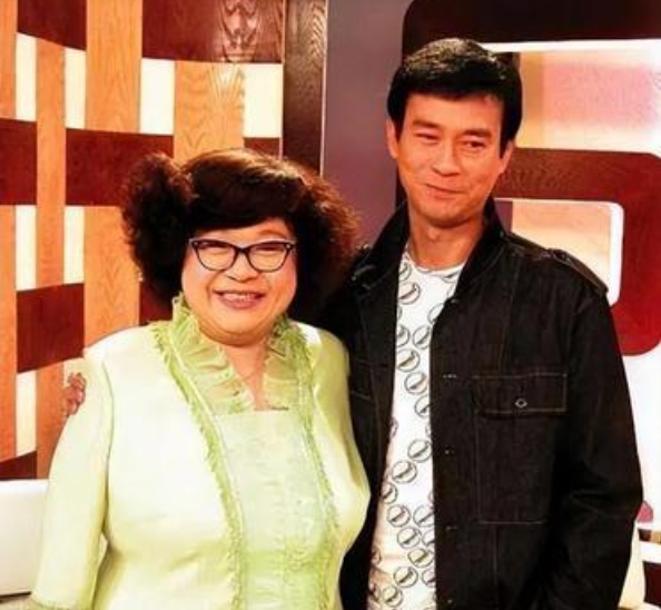 2008 年，沈殿霞都快不行了，突然一下子清醒过来。女儿郑欣宜紧张得不行，赶忙问