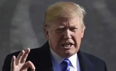 果然是特朗普的风格，到什么时候都忘不了赚钱，还债。

这面非法移民还在游行示威、