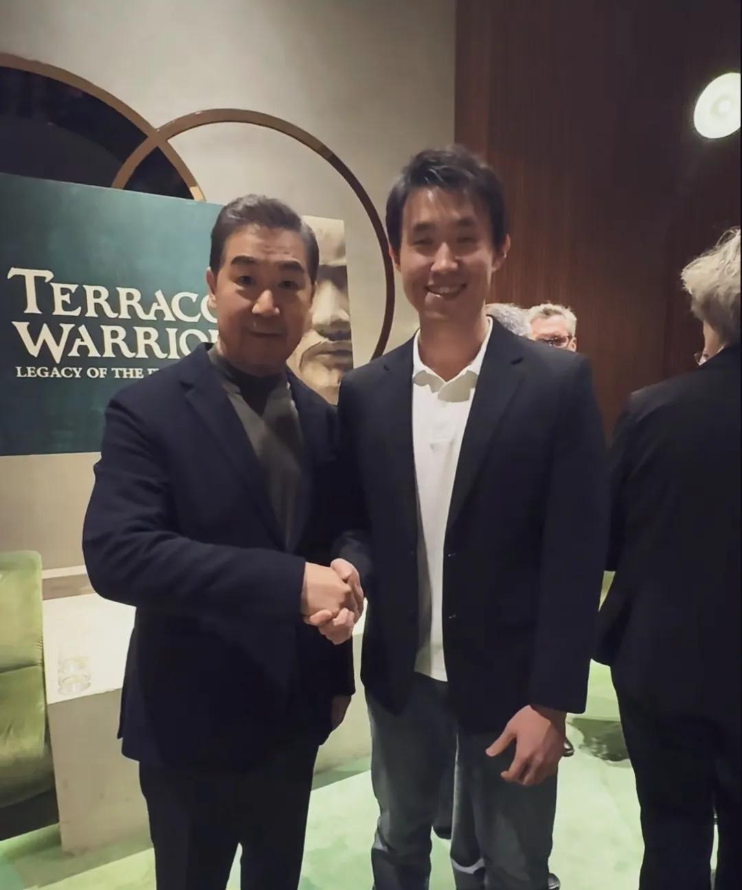 张国立国外参加活动，70岁的他身穿西服，三七分发整的一丝不苟，面相和善，微微发福