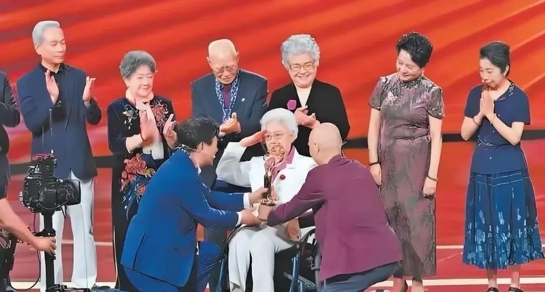 “97岁老太太拿个奖，愣是把全网整破防了！”4月26日晚，北京国际电影节闭幕式上