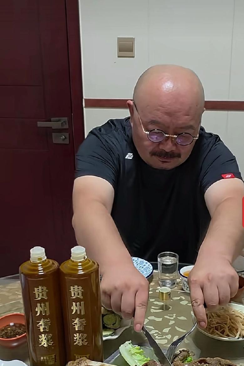 这个冒牌“刀郎”在全网做酒广告！
    如果不仔细看，还真是看不出来这家伙原来
