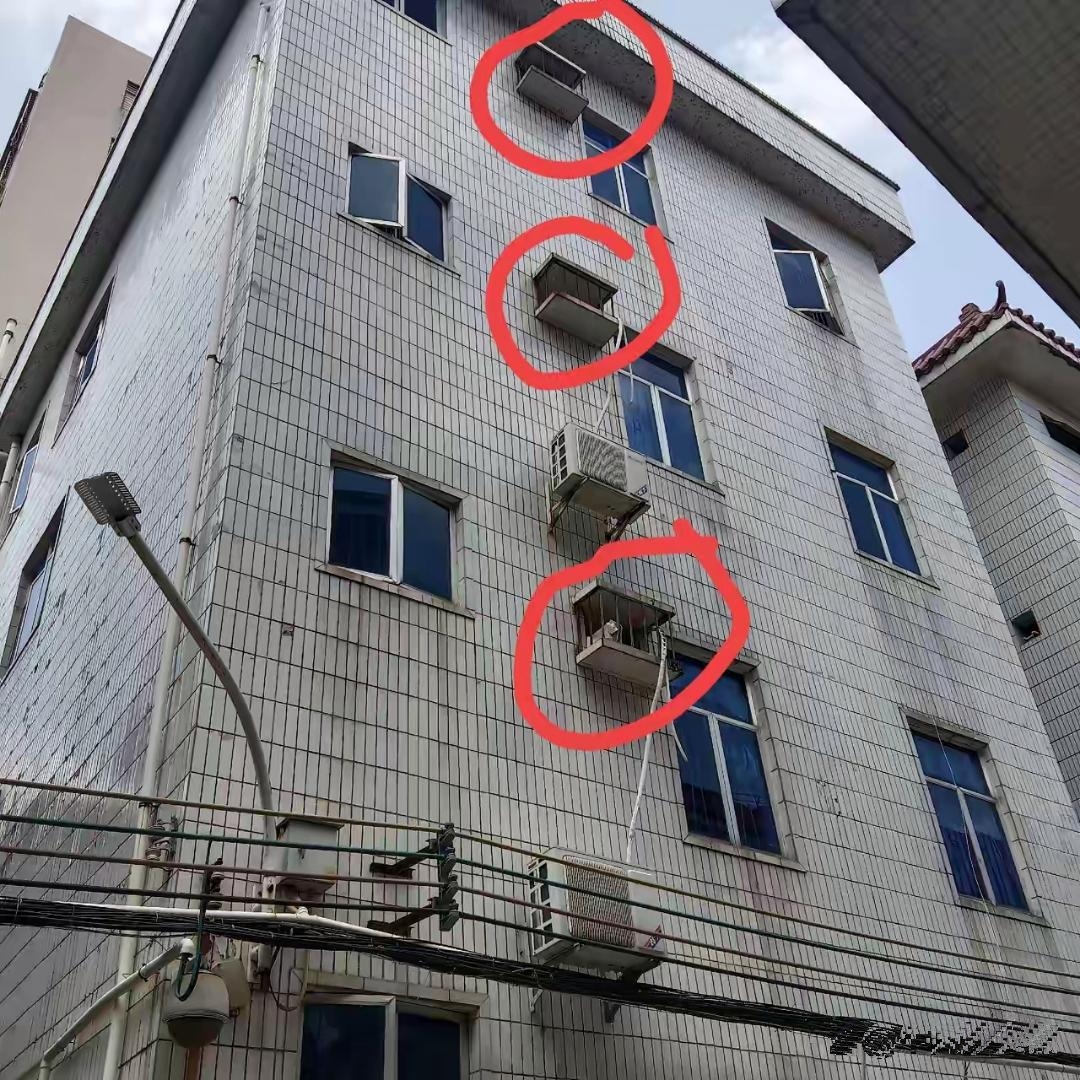 想破脑袋也不知道广东这边老房子为什么都修这个东西，放空调吧太小了，透气吧里面又是
