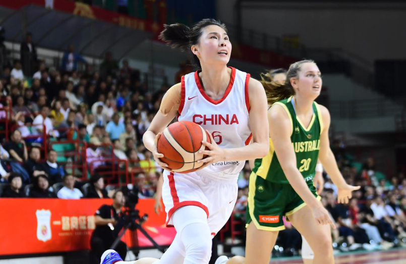 2025年女篮亚洲杯半决赛，中国女篮81-90日本，宫鲁鸣压力大了！