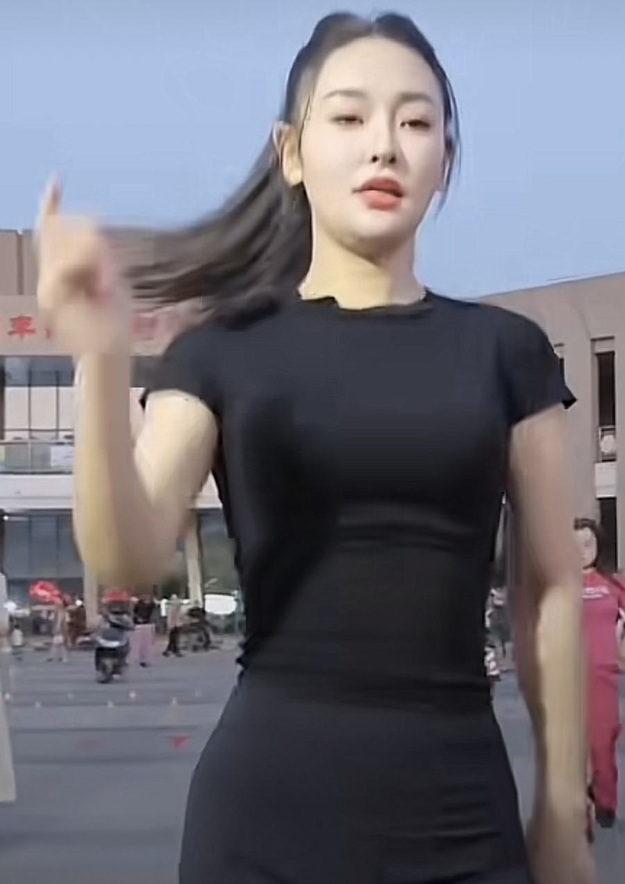 美女这软弱的身材，跳出的舞姿真美啊。