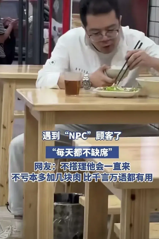 我姐夫饭店里来了个奇怪的给客人，每天中午都来点一个韭黄炒牛肉丝，一个人默默快速吃