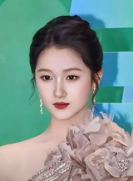 发现没，关晓彤才是那个最聪明的人
对于她和鹿晗的事情
她不回应也不反驳，原因很简