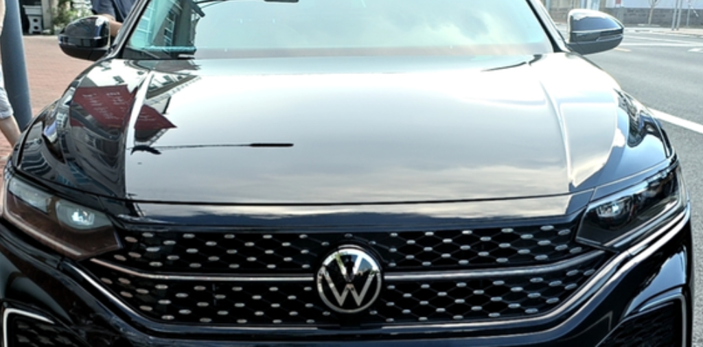 黑色车身的神秘魅力
实测高速油耗5.8到6个，2.0T高功率，感觉相当少的油耗，