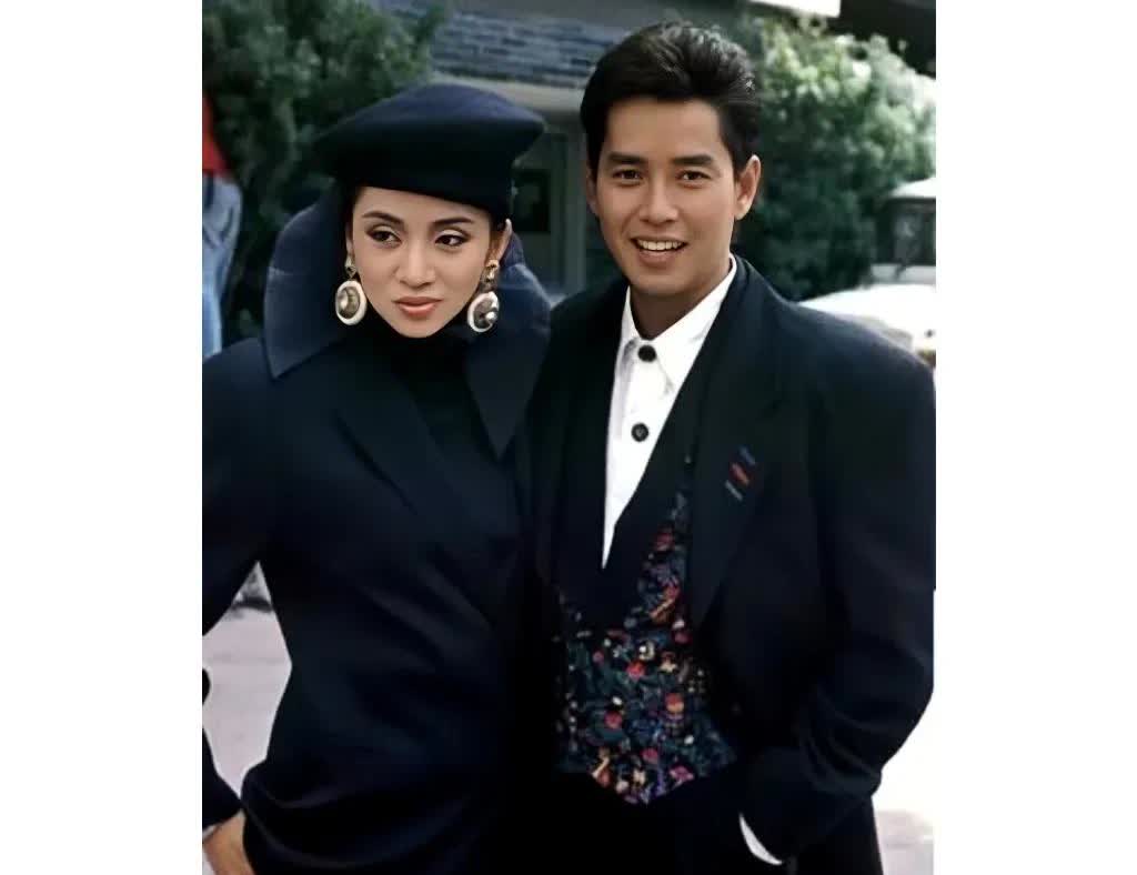 这是梅艳芳与谭咏麟年轻时的一张合影老照片，拍摄于1988年的香港。那时候梅艳芳2