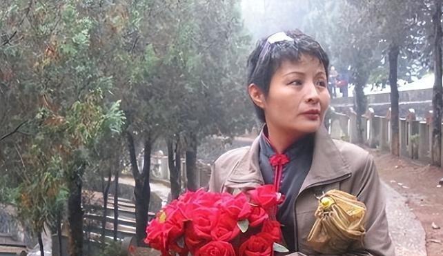 1984年，老山女兵谢楠因私自开枪为牺牲战士送行被“开除”，2004年，她带着9
