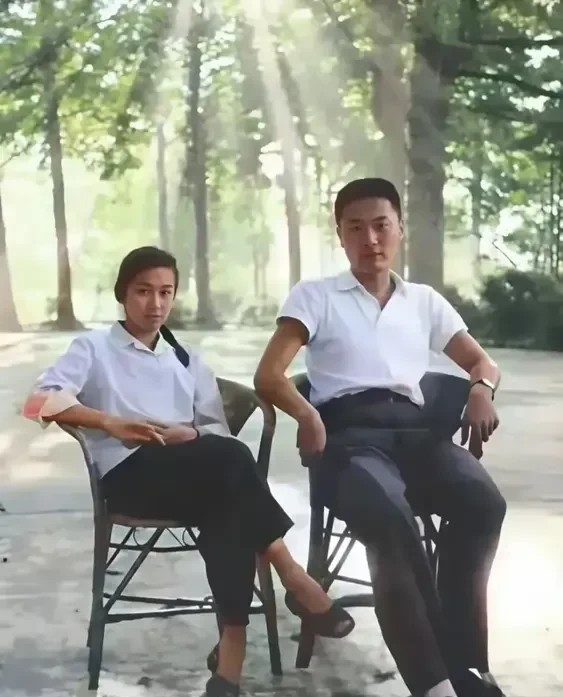 陈小鲁与粟惠宁是自由恋爱，俩人于1975年喜结连理，彼时的陈元帅已去世4年，陈帅
