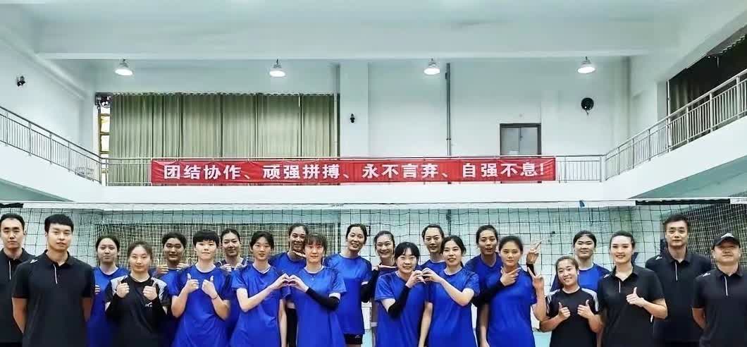 朱婷回河南女排了，穿上母队战袍的那一刻，我鼻子一酸。
国家队的2号球衣，已经交