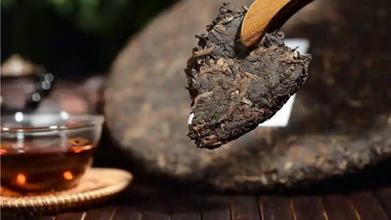 普洱茶饼怎么撬？这几个技巧新手一学就会！​