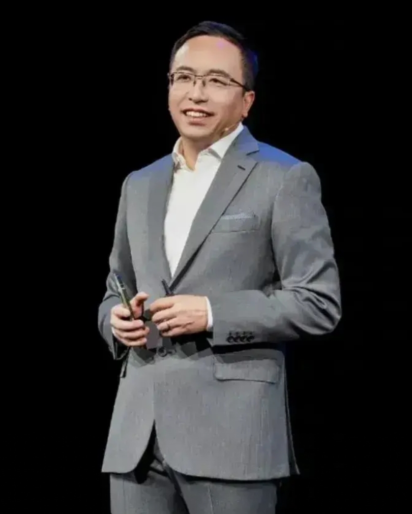 赵明离开时心里空落落的。  

他刚在内部信里说完2024年利润奖金都达标，转身
