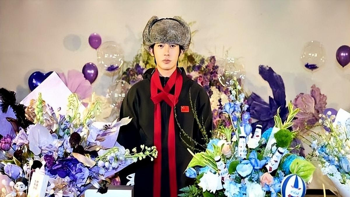于适迎来28岁生日，戴红色围巾被鲜花气球围绕好幸福