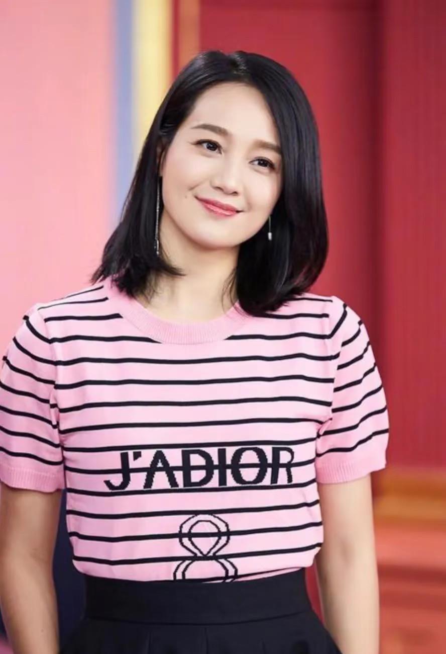就因为朱丹
我跟我老公吵起来了
他偏说朱丹
不适合做主持人
我觉得她做主持人挺不