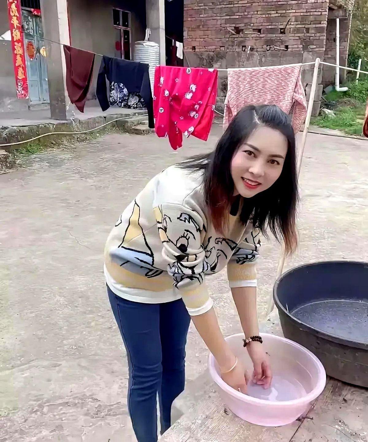 小时候我和我哥打架，我爸坐边上看着。
打完了，爸问：谁赢了？
我哥说：我赢了！