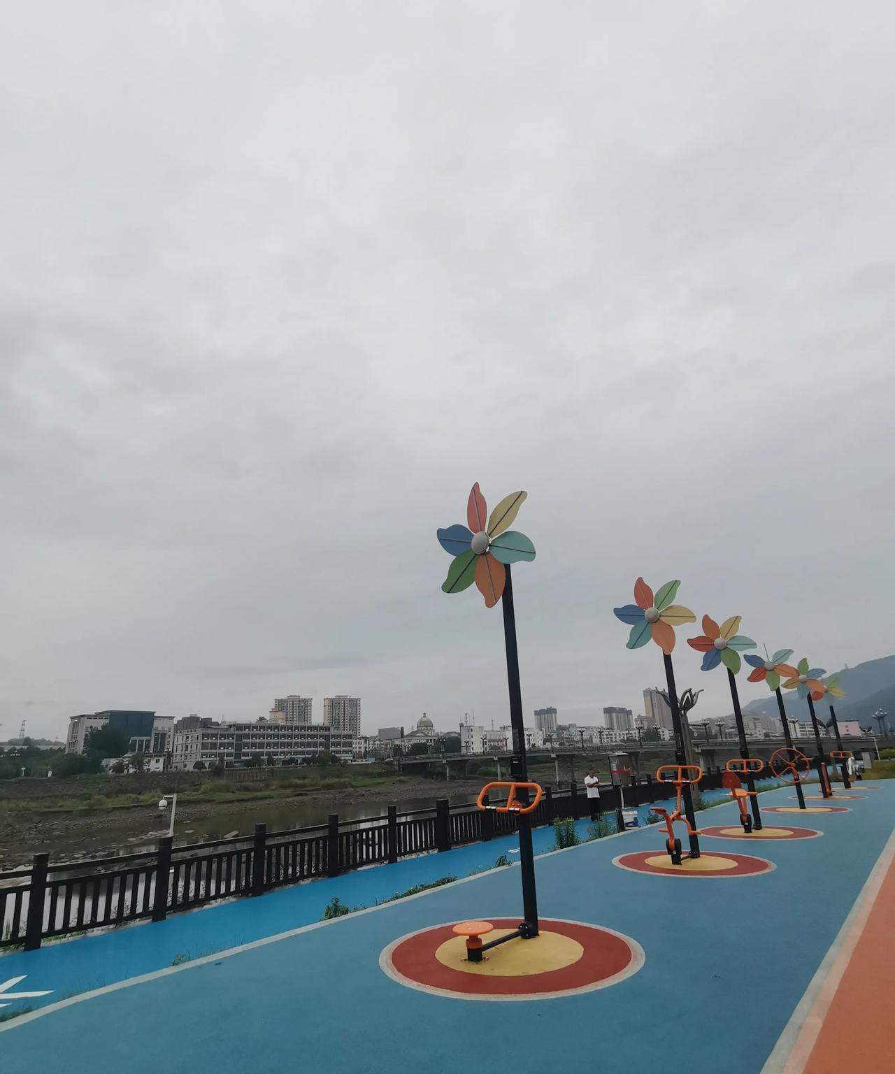 #分享你所在城市随拍照片#
今天星期三，昨天晚上下了一夜的雨，早上起来的时候还有