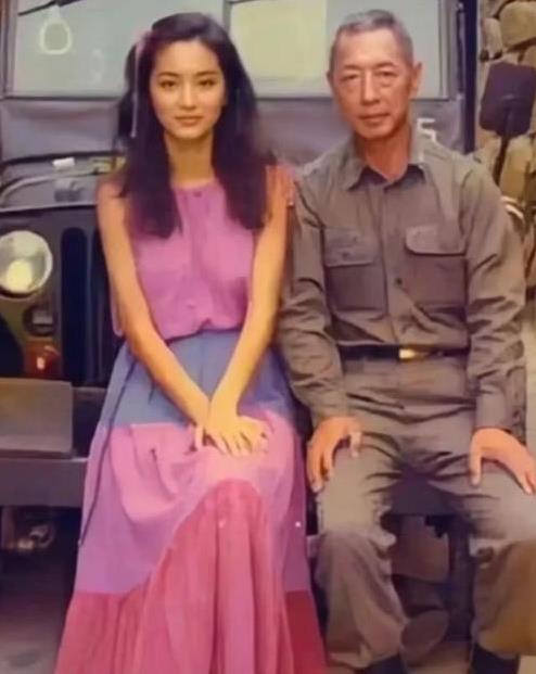 1948年，山东莱阳，因为吃了败仗 ，林青霞的父亲林维良把刚出生3个月的女儿林莉
