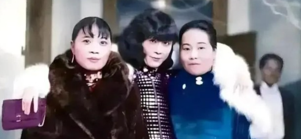 1930年，巅峰时期的于凤至，搂着宋氏两姐妹的肩膀，一副大姐大的模样。西安事变之