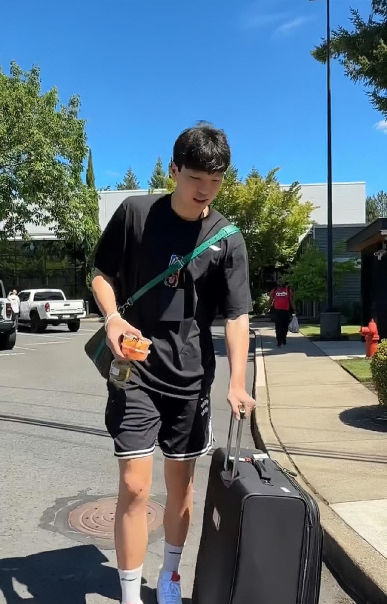 NBA夏季联赛马上开打了！
杨瀚森代表开拓者队目前已经抵达了拉斯维加斯。从开拓者