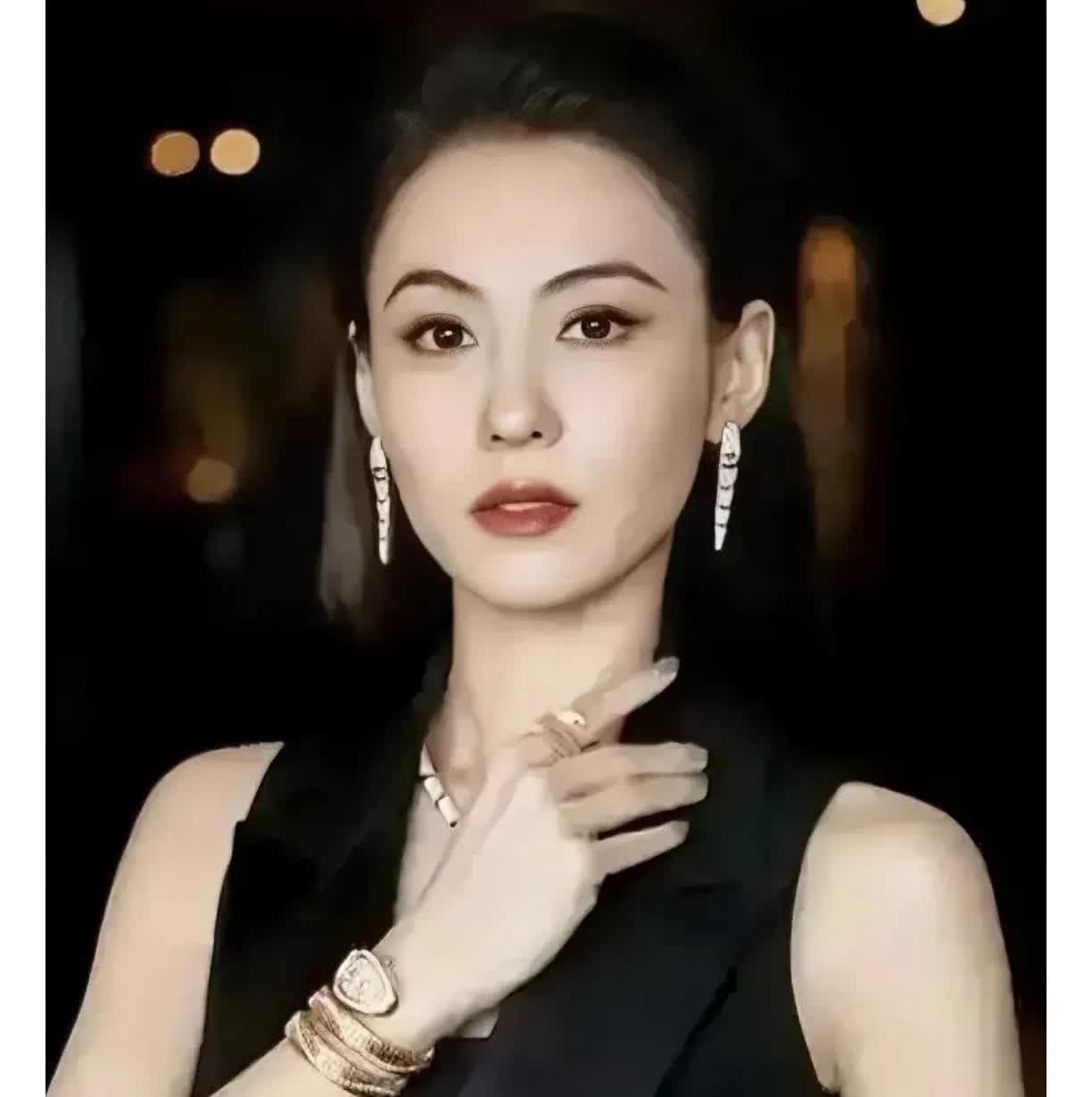 张柏芝一共有三个儿子，老大叫谢振轩，老二叫谢振南，两个大儿子都是和谢霆锋生的。老