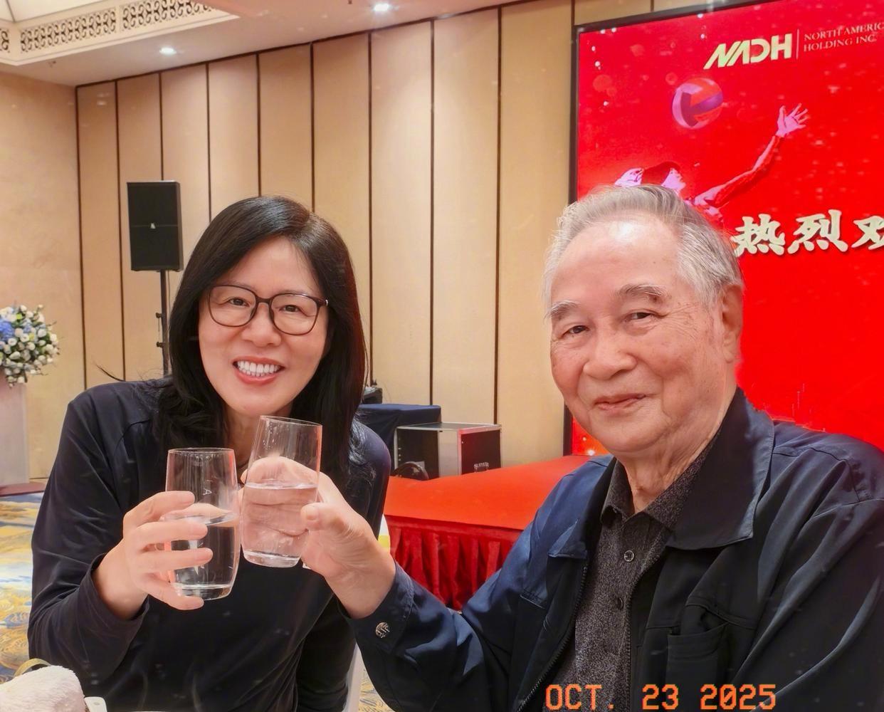 郎平来到山城重庆，看望前中国女排主教练邓若曾和夫人蔡希秦。
看到这条消息，我真的