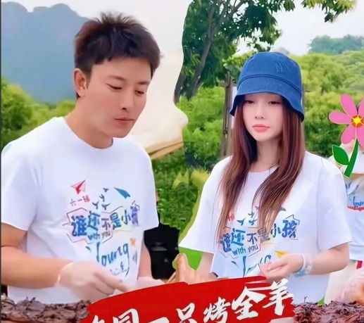 贾乃亮李小璐离婚六年首同框！网友直呼和好 甜馨回应
贾乃亮与李小璐离婚六年后首次