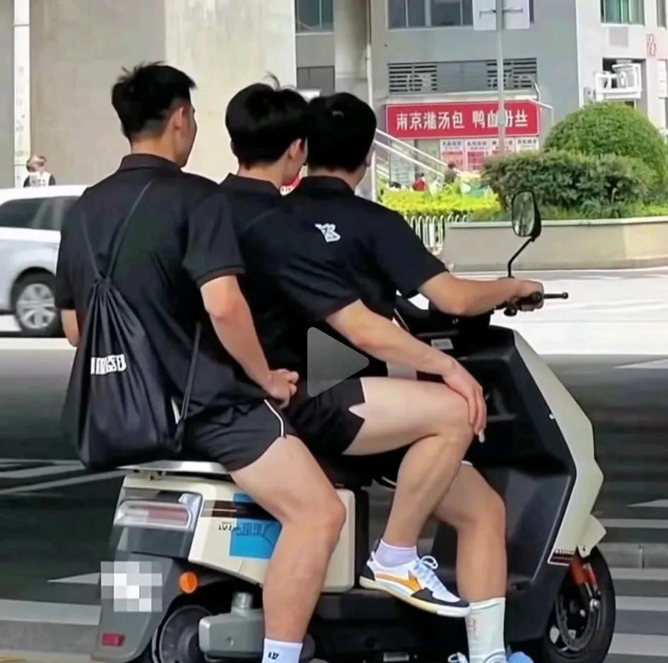 给大家看一个在路上的反面教材！大家一定不要学这几个帅哥，骑电瓶车的话一定不能超载