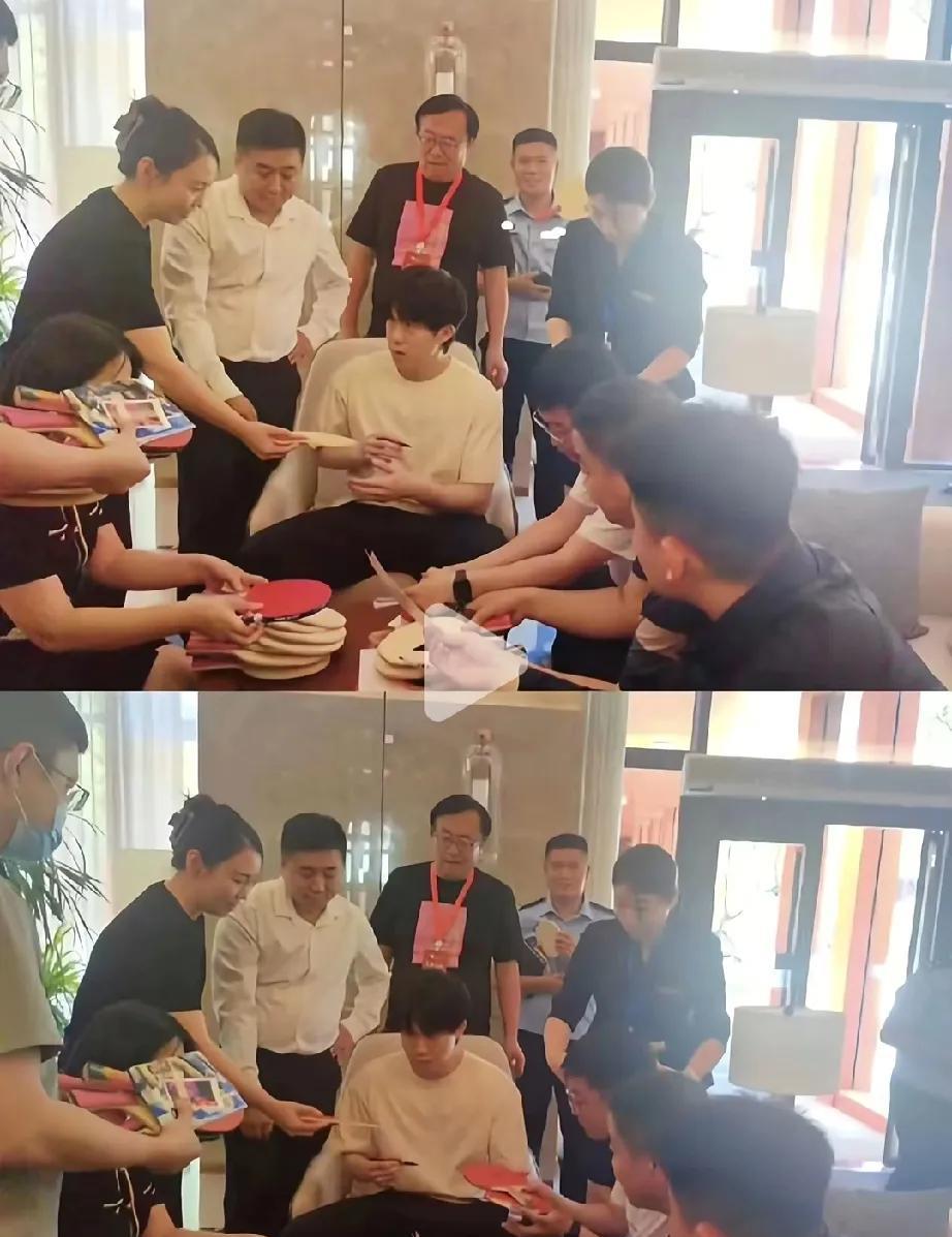 签不完根本签不完
一群人人围着头头，一个人签一个就完事了，有一个人竟然拿了一摞，