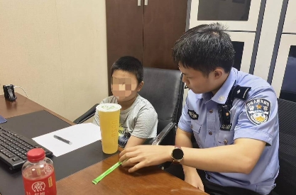 跟家人闹了小别扭10岁男孩跑到郊区迷路，多亏“00后”警察哥哥暖心救助
扬子晚报