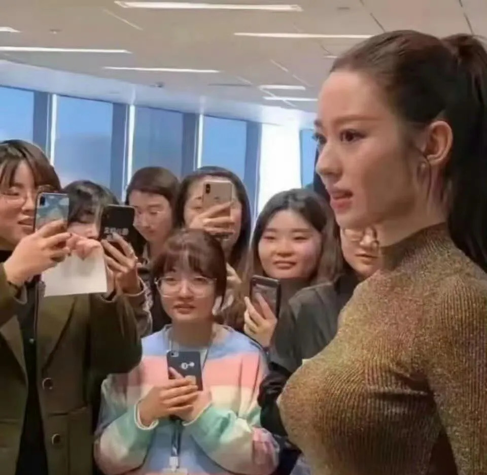 实名举报她造假证据确凿











天呐！我竟然发现了惊天秘密！有人胆