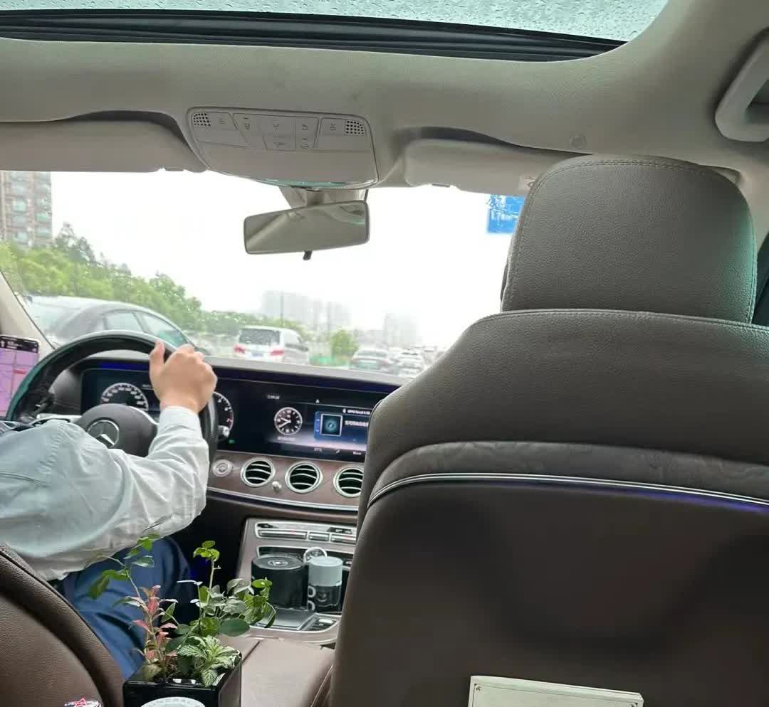 心在滴血，下雨天打不到车，加价打了一辆奔驰e，车里不仅有盆栽装饰环境，还有依云矿