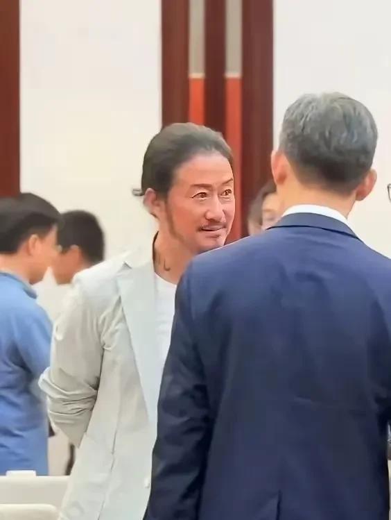 老吴这造型有什么不好？
大概率也是剧情需要，就甭管虚构的影视或现实的人生了。
各