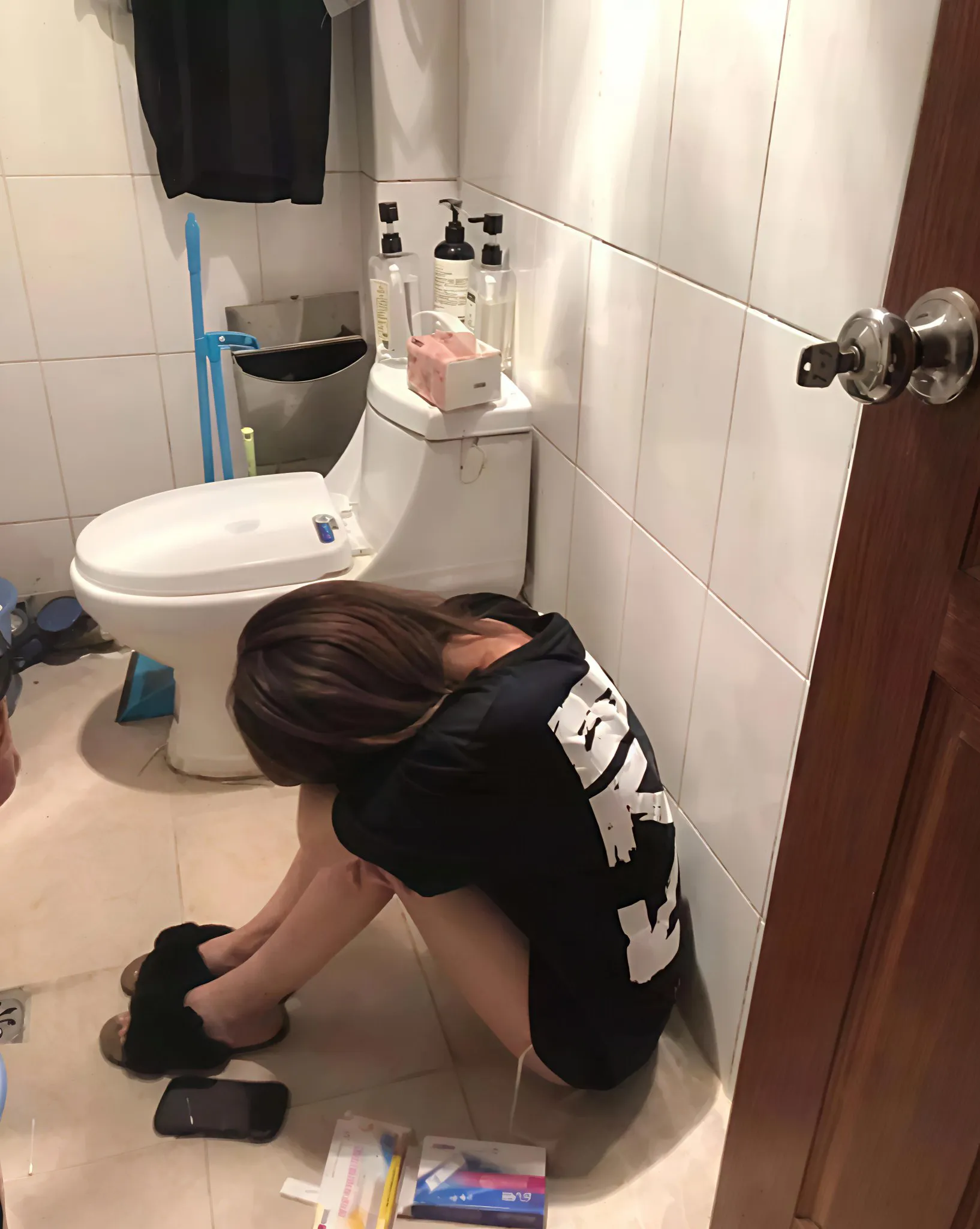 合租的女孩她男朋友不要她了，并且她怀孕了，我怎么安慰她呢[抠鼻]