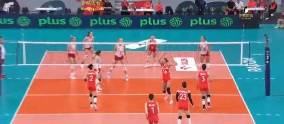 中国女排第二局
全部换上年轻人，
虽然一传、进攻等都不理想输掉第二局，
但