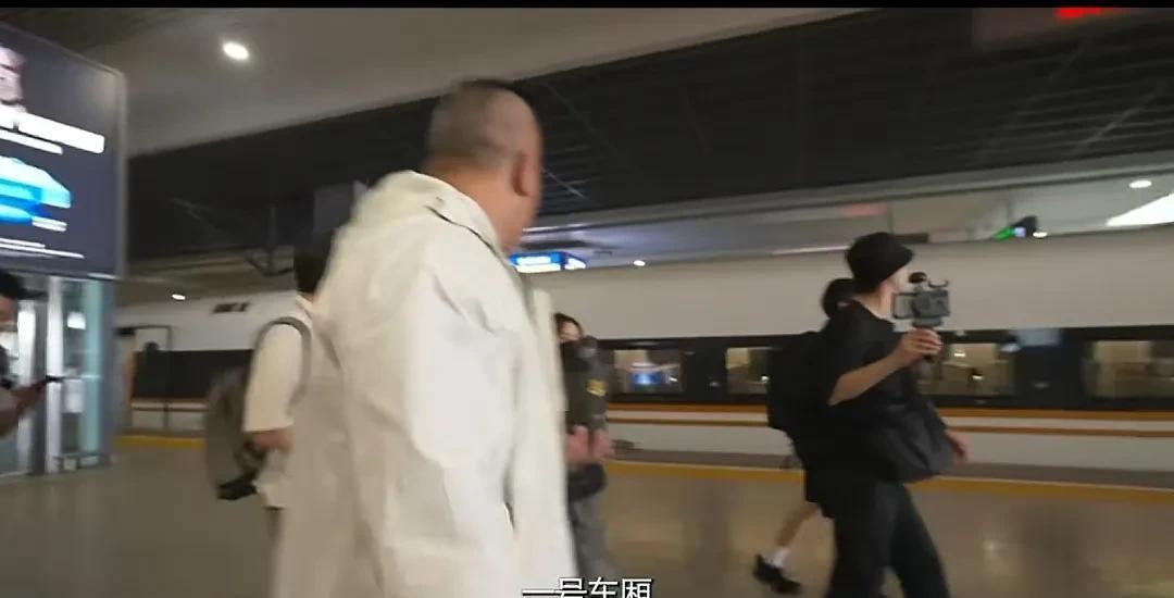 台湾网红馆长大陆之行，从上海乘坐高铁前往杭州。在站台边走边直播，回应台湾网民的诋