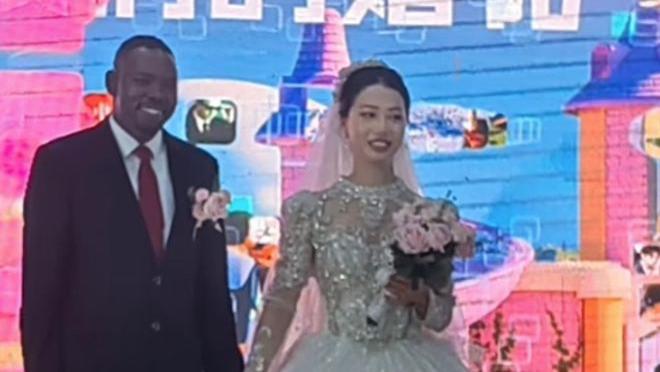 中国男的在中国找老婆真的很难，非洲黑人找中国老婆就很容易！