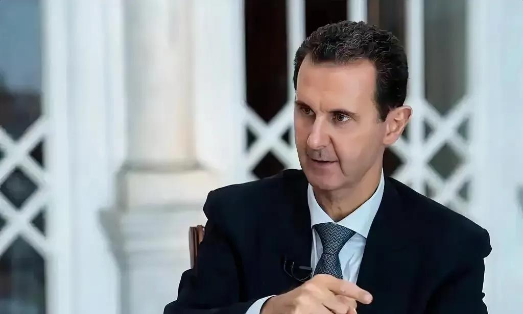 巴沙尔可能对叙利亚彻底死心了，朱拉尼外逃那么久，整个叙利亚群龙无首，现在是返回重