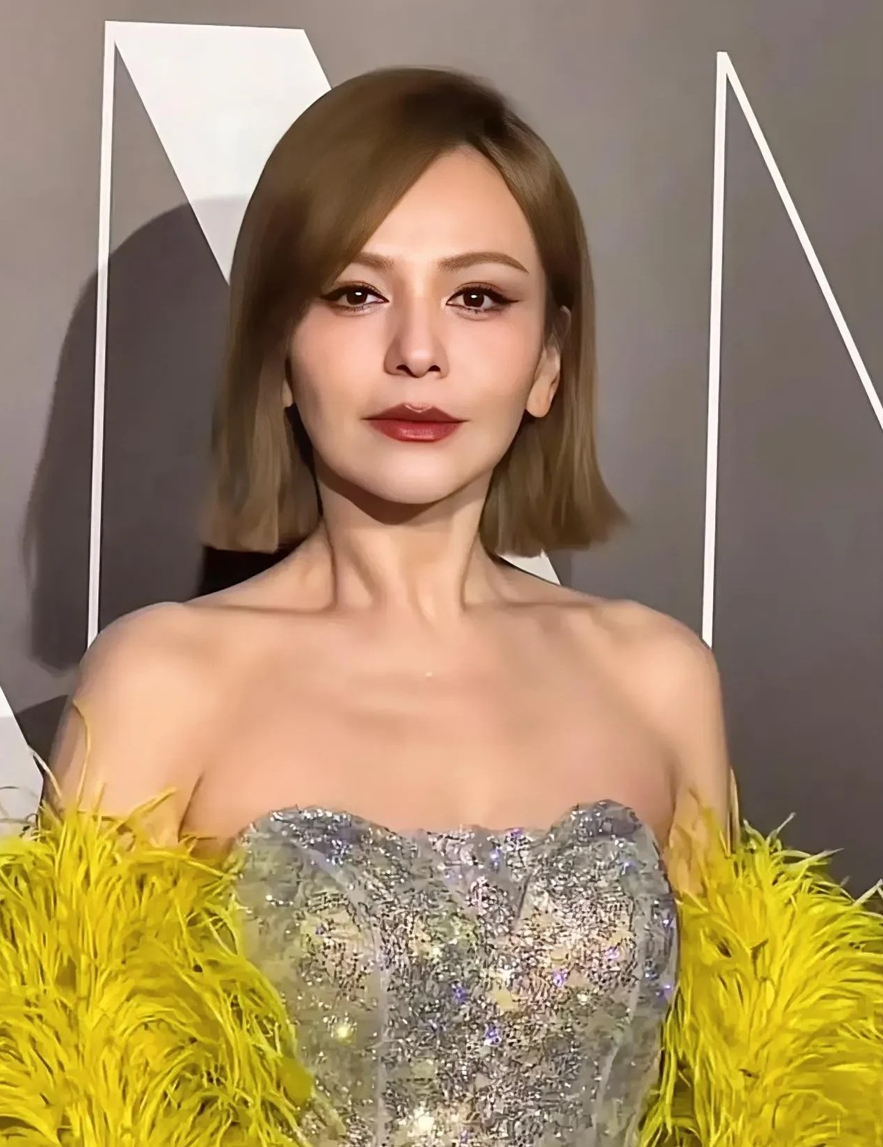 王琳才不让人窒息
真正窒息的是王琳的儿子
他花着王琳赚的钱在国外潇洒，王琳参加节