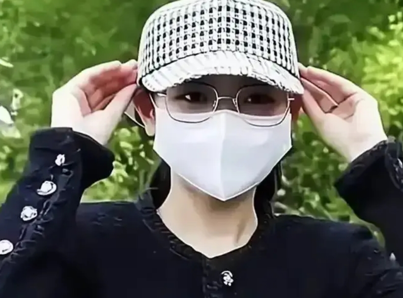 有人问过两天开庭，杨兰兰在法庭上还会戴着口罩，让人无法一睹她的尊容吗？因为最近很