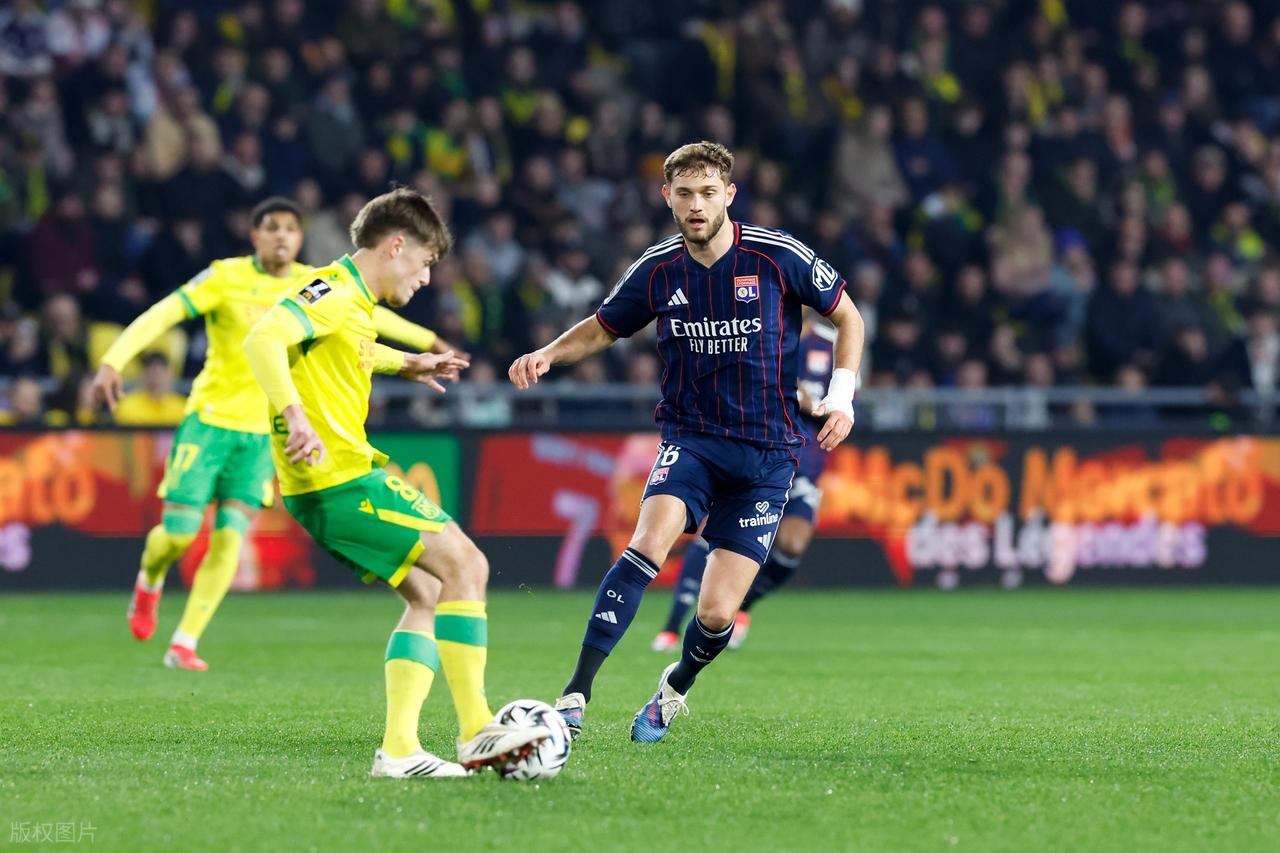 1-0, 19岁皇马租将染红遭驱逐, 10人里昂险胜+豪取12连胜+逼近前二