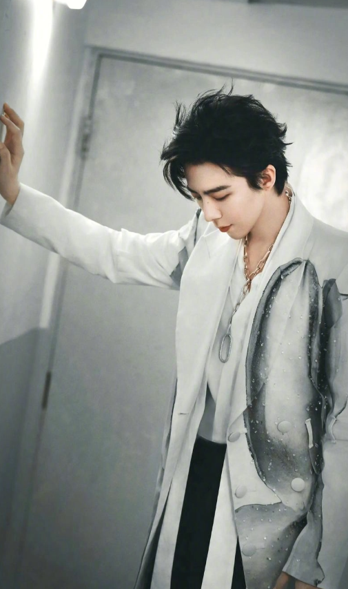 刘宇宁直播遇私生电话骚扰，克制中尽显格局

2025年11月23日，刘宇宁在直播