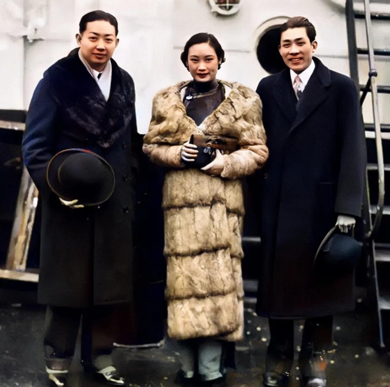 都说胡蝶年轻时漂亮得倾国倾城，这是1935年她年轻时与美男子梅兰芳、吴铁城去苏联