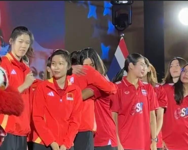 姐妹情深！亚洲姐妹花中国女排跟泰国女排队长，龚翔宇和阿耶查拉蓬深情拥抱！这样一对