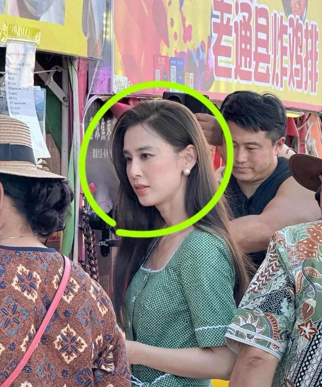 网友偶遇黄圣依，真实状态没有网上说的漂亮，身材倒保持得非常好