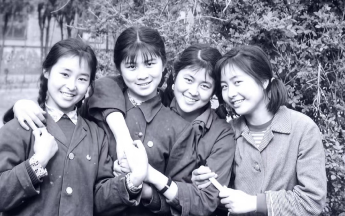 倪萍与同班同学迟蓬、牟卫红、赵娟娟合影，都是天然大美女！ ​​​