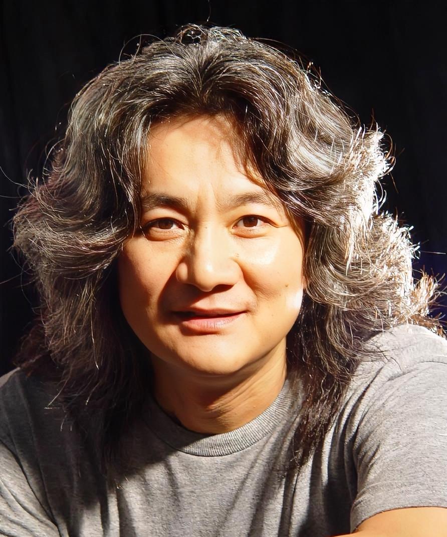 舞蹈家高度的家庭关系如下：
一、前妻：傅艺伟，两人于1992年结婚，2000年离
