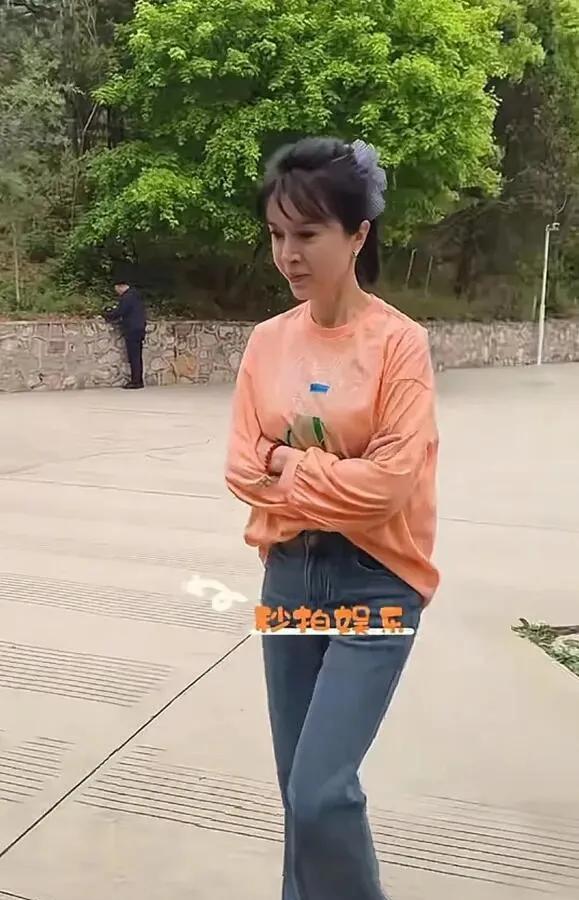 五一刷到金巧巧在黄崖关长城开直播，
点进去一看才千把人。
没美颜滤镜的视频里，