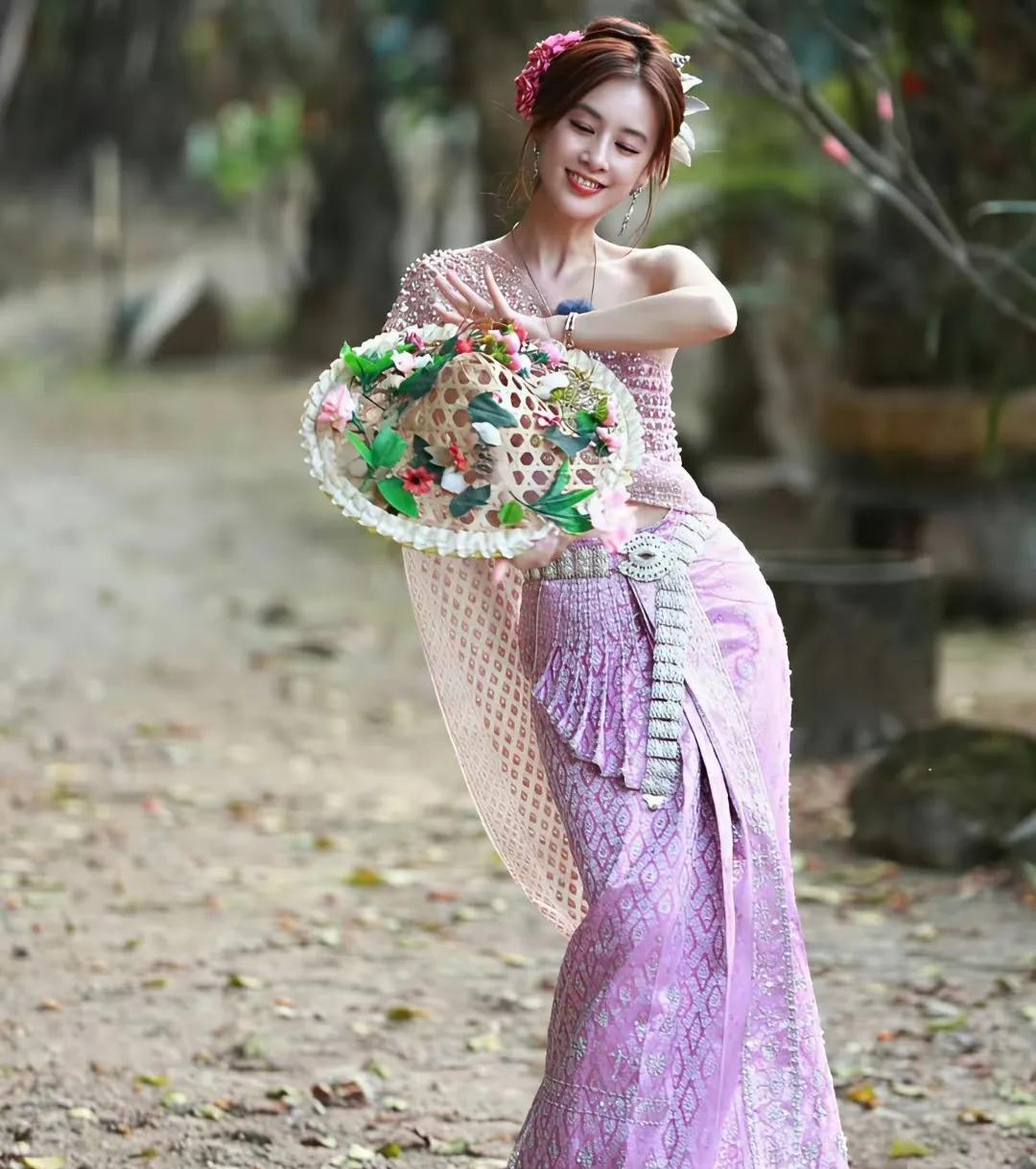 扬子对黄圣依离婚后的念念不忘，源于她在综艺节目《是女儿是妈妈》中傣族舞的惊艳表现